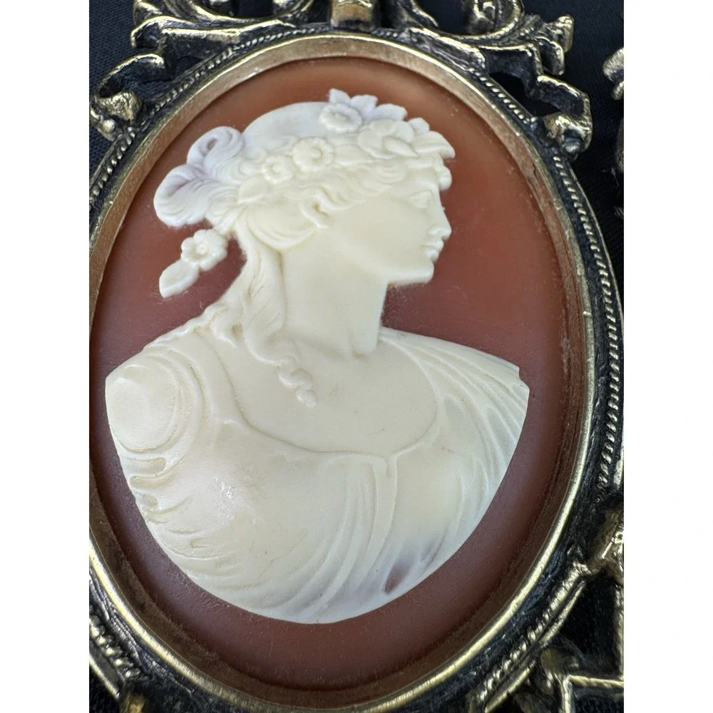 Vintage Lot Of 2 Arabesque Venezia Cameo Wall Hangings 9
